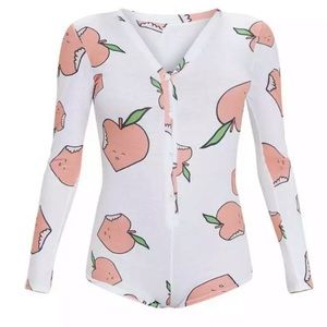 🍑 Cute & Comfy onesie w/ peaches 🍑